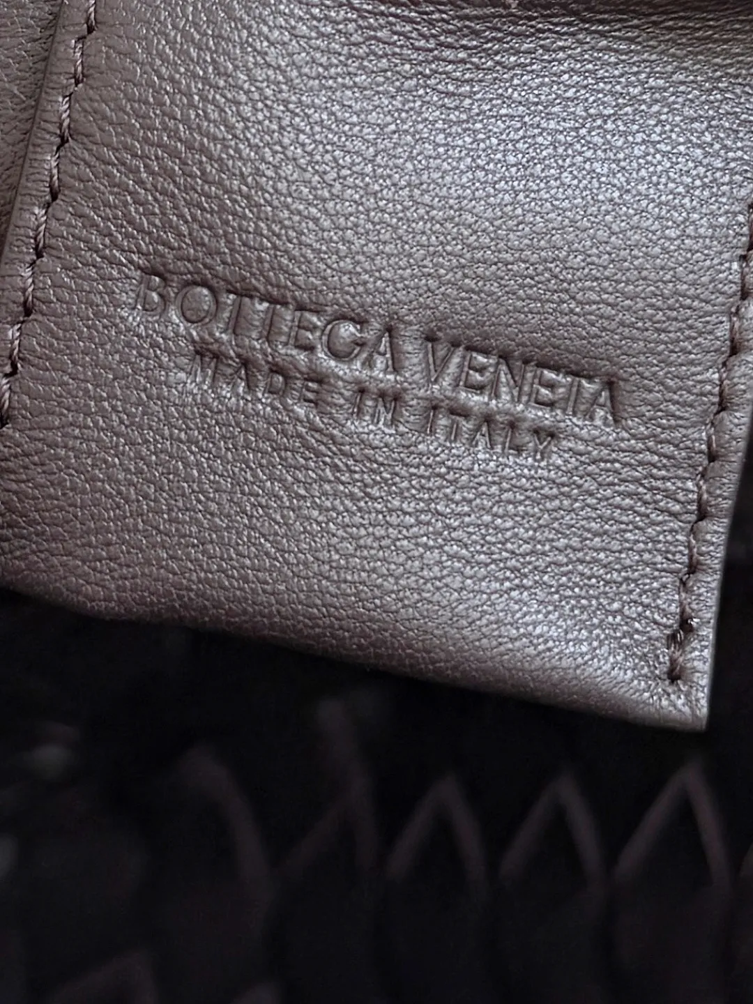 Batch 2760 new products are coming! BOTTEGA VENETA Bottega Veneta's 2025 new Campana shoulder bag is on the market~ First of all, I would like to praise the weight of this bag. As a not too small bag, it is very light for daily use. For people like me who need to carry a lot of belongings when going out, this advantage is great, and it greatly reduces the burden of traveling. 🛍️The shape is a bit like a combination of parachute and jodie. The blunt triangle shape is cute and honest. Carrying it on your back when going shopping is a good mood accelerator. The handles and body of the bag are both classic weaves. A tie is added to the original open design. If it is not tied up, the bag will look like a small vegetable basket when carried. Style number: 844250 Size: 39*24*18.5cm